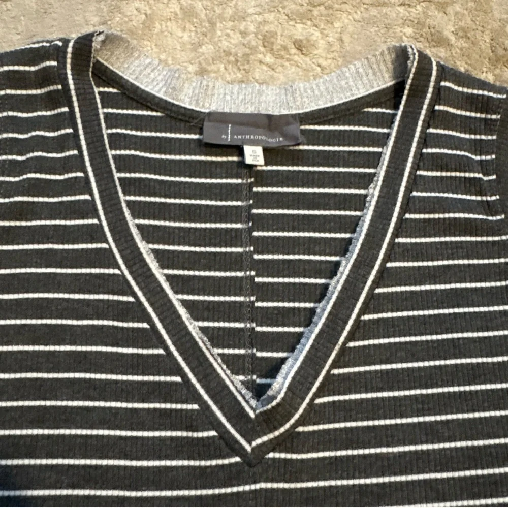 By Anthropologie Gray & White Striped Ribbed V Neck Tank Top Size Small - Picture 3 of 8